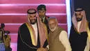 Putra Mahkota Arab Saudi Pangeran Mohammed bin Salman berjabat tangan dengan Perdana Menteri India, Narendra Modi setibanya di bandara New Delhi, Selasa (19/2). Biasanya, perdana menteri tidak akan menerima pejabat asing di bandara. (Money SHARMA/AFP)