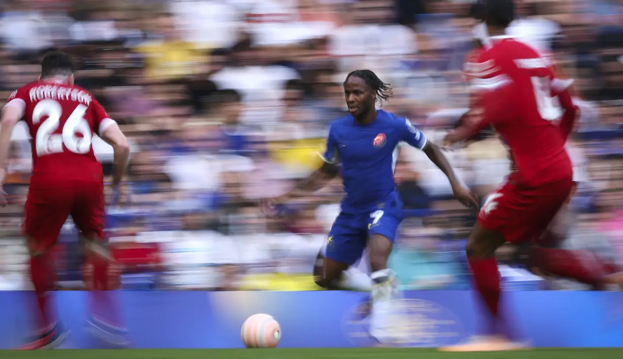 Pemain Chelsea, Raheem Sterling (tengah) menggiring bola pada laga pekan pertama Liga Inggris 2023/2024 melawan Liverpool di Stamford Bridge Stadium, London, 13 Agustus 2023. (AP Photo/Ian Walton)