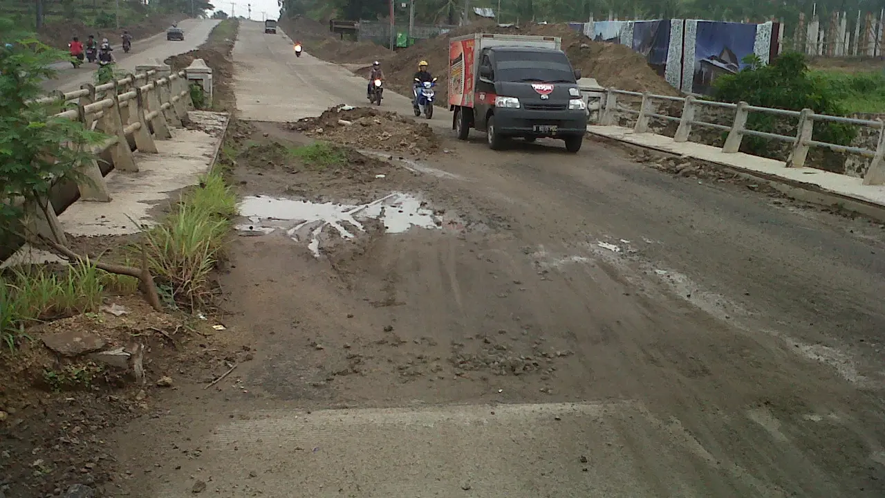 jembatan ambles
