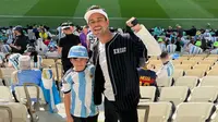 Rafathar dan Raffi Ahmad nonton Piala Dunia 2022 Qatar laga Arab Saudi vs Argentina (Foto: Instagram @raffinagita1717)