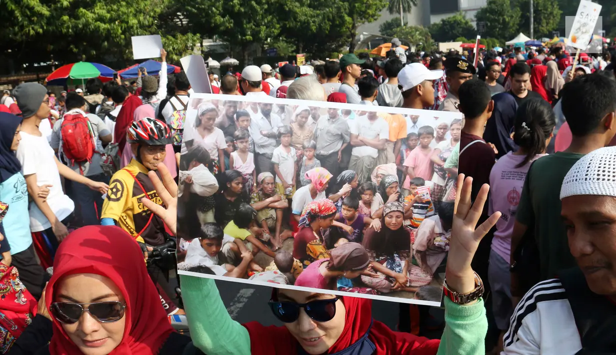 Masyarakat Relawan Indonesia melakukan aksi damai Solidaritas untuk muslim rohingya di Bundaran HI, Jakarta, Minggu (3/9). Aksi tersebut mengecam kekerasan yang terjadi pada muslim Rohingya yang di lakukan militer Myanmar. (Liputan6.com/Angga Yuniar)
