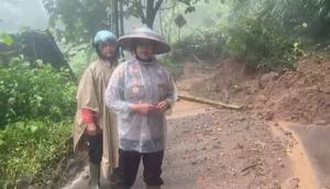 Material tanah dalam volume besar menutup akses Jalan Nasional Bagbagan–Kiara Dua, tepatnya di wilayah Desa Loji, Kecamatan Simpenan, pada Minggu (11/1/2026). (Fira Syahrin/Liputan6.com)