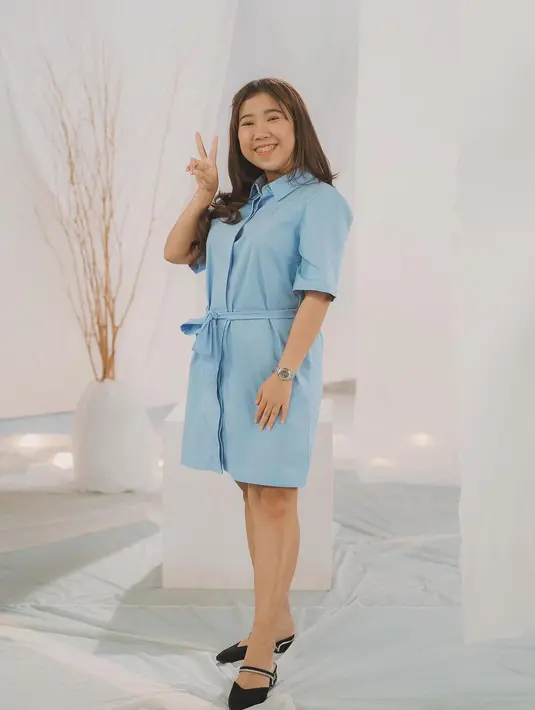Kiky Saputri tampil manis dengan shirt dress lengan pendek berwarna biru muda. Detail belt pita manis di bagian pinggang menyempurnakan keseluruhan penampilan Kiky. [Foto: Instagram/raffinagita1717]