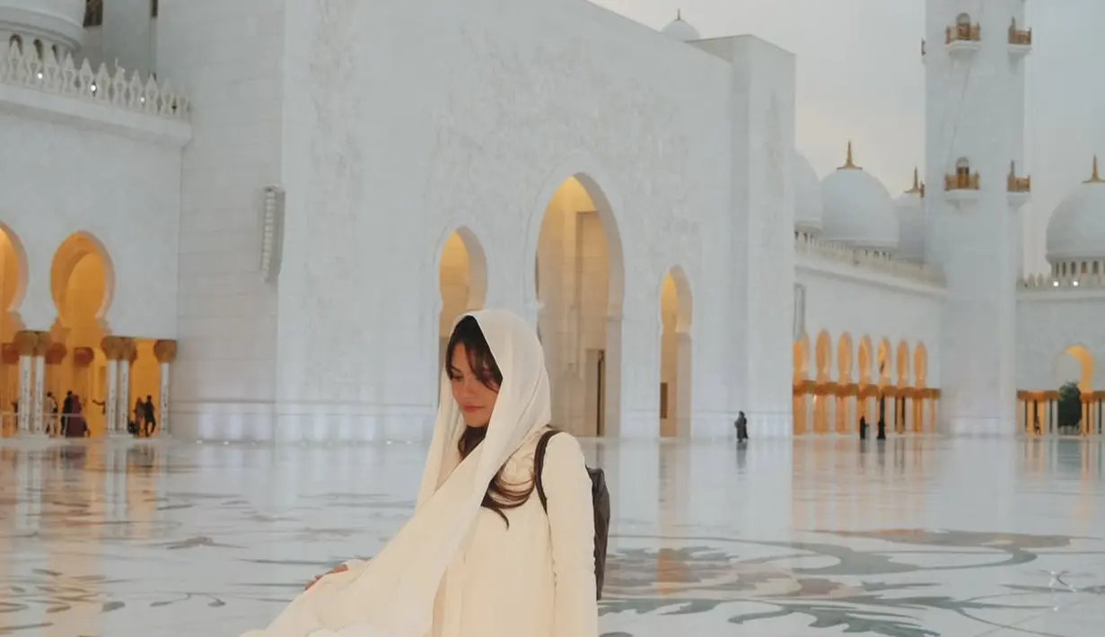 Menjelajah di area Masjid, Marsha Aruan tampil dalam balutan busana muslim serba putih [@aruanmarsha]