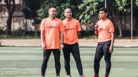 Ponaryo Astaman dan Kurniawan Dwi Yulianto saat memimpin elite training yang digelar Fisik Football bekerja sama dengan Nike Indonesia di Lapangan Pertamina, Simprug, Kamis (9/8/2018). (Istimewa)