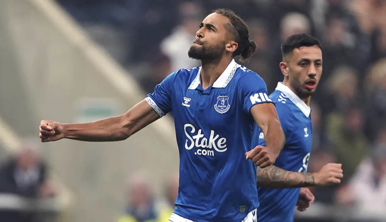 Pemain Everton, Calvert-Lewin, melakukan selebrasi setelah mencetak gol ke gawang Newcastle United, Dan Burn, pada laga pekan ke-31 Liga Inggris di St. James' Park, Rabu (3/4/2024). Kedua tim bermain imbang 1-1. (Owen Humphreys/PA via AP)