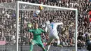 Tandukan kepala dari striker Real Madrid, Cristiano Ronaldo, gagal memebobol gawang Barcelona pada laga bertajuk El Clasico La Liga di Santiago Bernabeu, Sabtu (23/12/2017). Real Madrid takluk 0-3 dari Barcelona. (AP/Paul White)