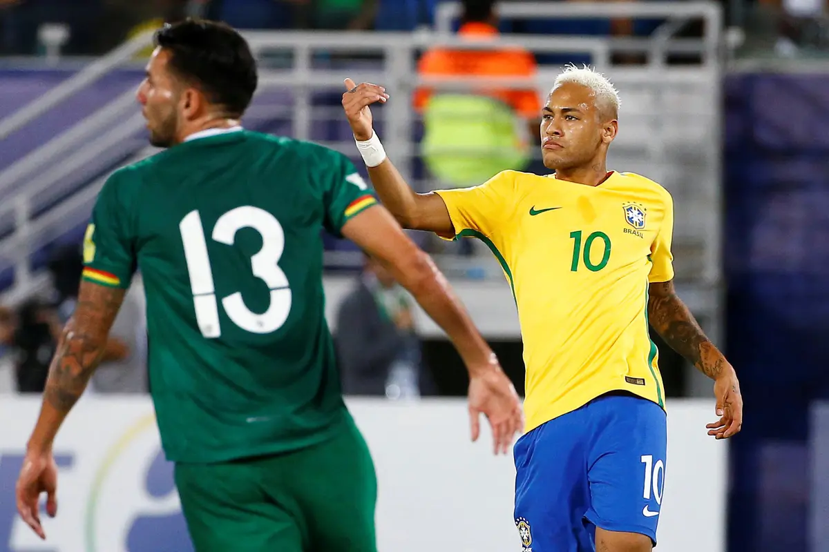 Neymar Merayakan Gol ke Gawang Bolivia