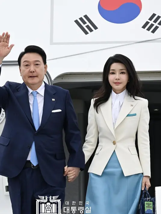 Ia tampak mengenakan blazer dan dress bernuansa kontras. Blazer cream dan paduan rok satin biru hadirkan kombinasi warna yang begitu sejuk.  [Foto: Instagram/ keonhee_stagram]