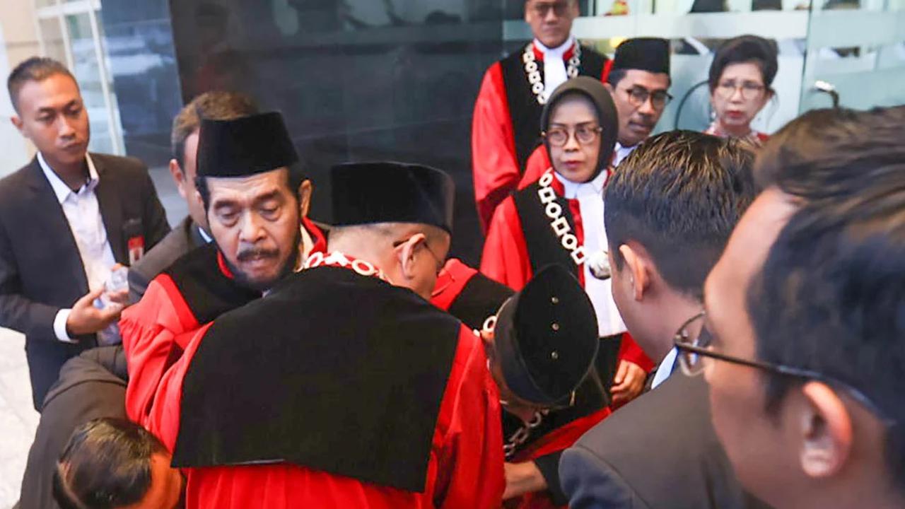 FOTO:  Detik Detik Anwar Usman Jatuh Pingsan di Gedung MK