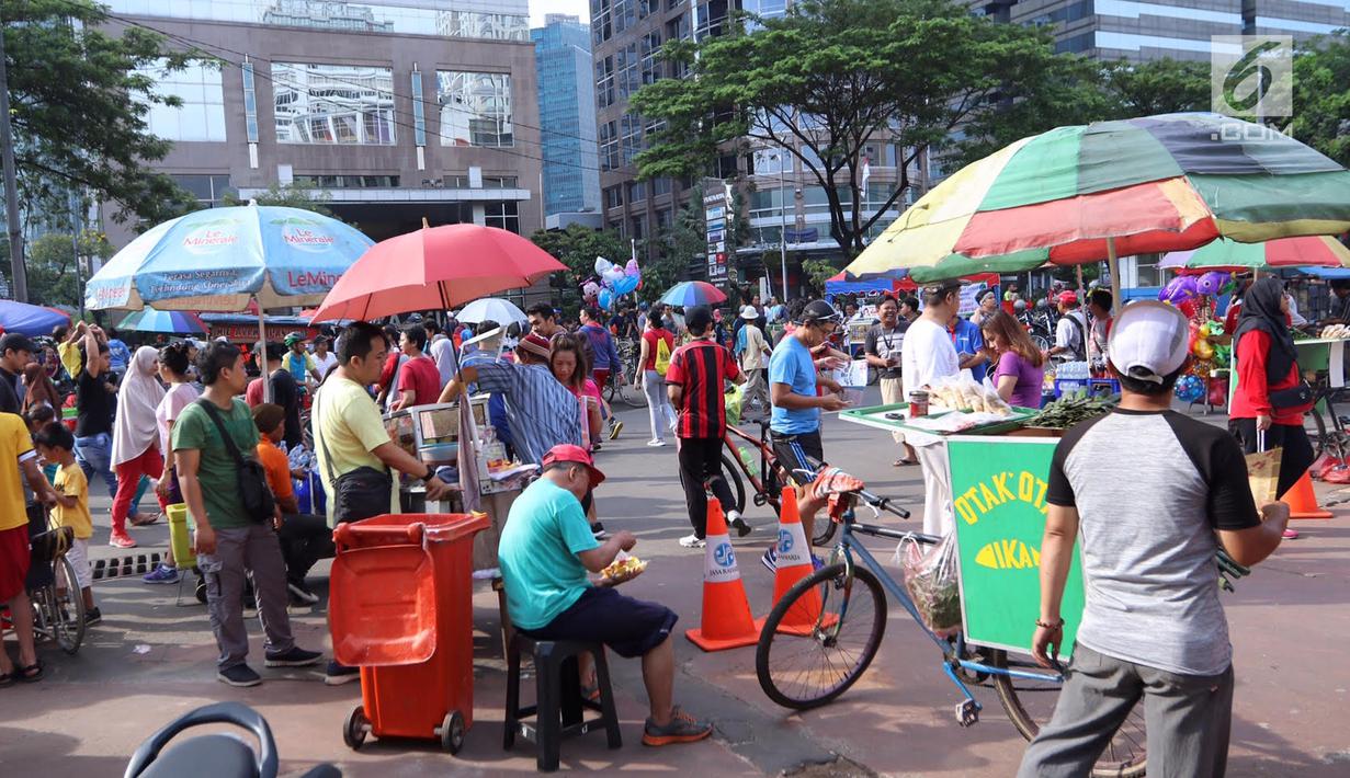 Pedagang kaki lima (PKL) berjualan ketika pelaksanaan Car Free Day di kawasan Senayan, Jakarta, Minggu (8/10). Keberadaan PKL di jalan membuat suasana jadi sempit dan menganggu kenyamanan masyarakat beraktivitas. (Liputan6.com/Fery Pradolo)