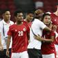 Para pemain Timnas Indonesia, (dari kiri) Ramai Rumakiek, Evan Dimas dan Elkan Baggott merayakan kemenangan 4-2 atas Singapura bersama Tim Ofisial Indonesia. (AP/Suhaimi Abdullah)