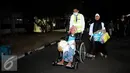 Salah satu jamaah Haji Indonesia embarkasi DKI Jakarta didorong dengan kursi roda saat tiba di Bandara Halim Perdanakusuma Jakarta, Selasa (29/9/2015). Sebanyak 440 jamaah dengan tiba sekitar pukul 18.30 WIB. (Liputan6.com/Helmi Fithriansyah)