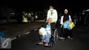 Salah satu jamaah Haji Indonesia embarkasi DKI Jakarta didorong dengan kursi roda saat tiba di Bandara Halim Perdanakusuma Jakarta, Selasa (29/9/2015). Sebanyak 440 jamaah dengan tiba sekitar pukul 18.30 WIB. (Liputan6.com/Helmi Fithriansyah)