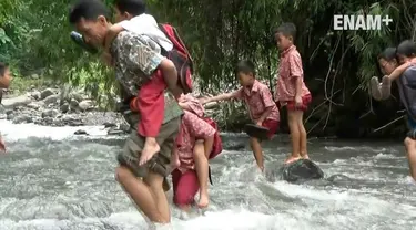 Puluhan murid-murid SD di Situbondo Jawa Timur harus bertarung maut menyeberangi sungai yang alirannya deras dan berbahaya