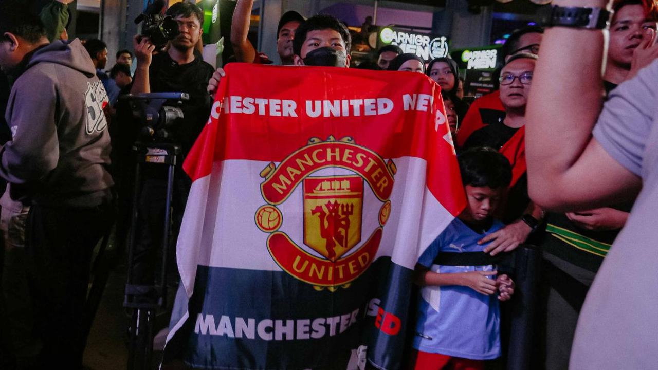 Pada acara Vidio Premier League Festival tersebut antusiasme penggemar terihat saat mereka membentangkan sebuah bendera dengan logo Manchester United (MU) di depan sang kiper legendaris, Peter Schmeichel.