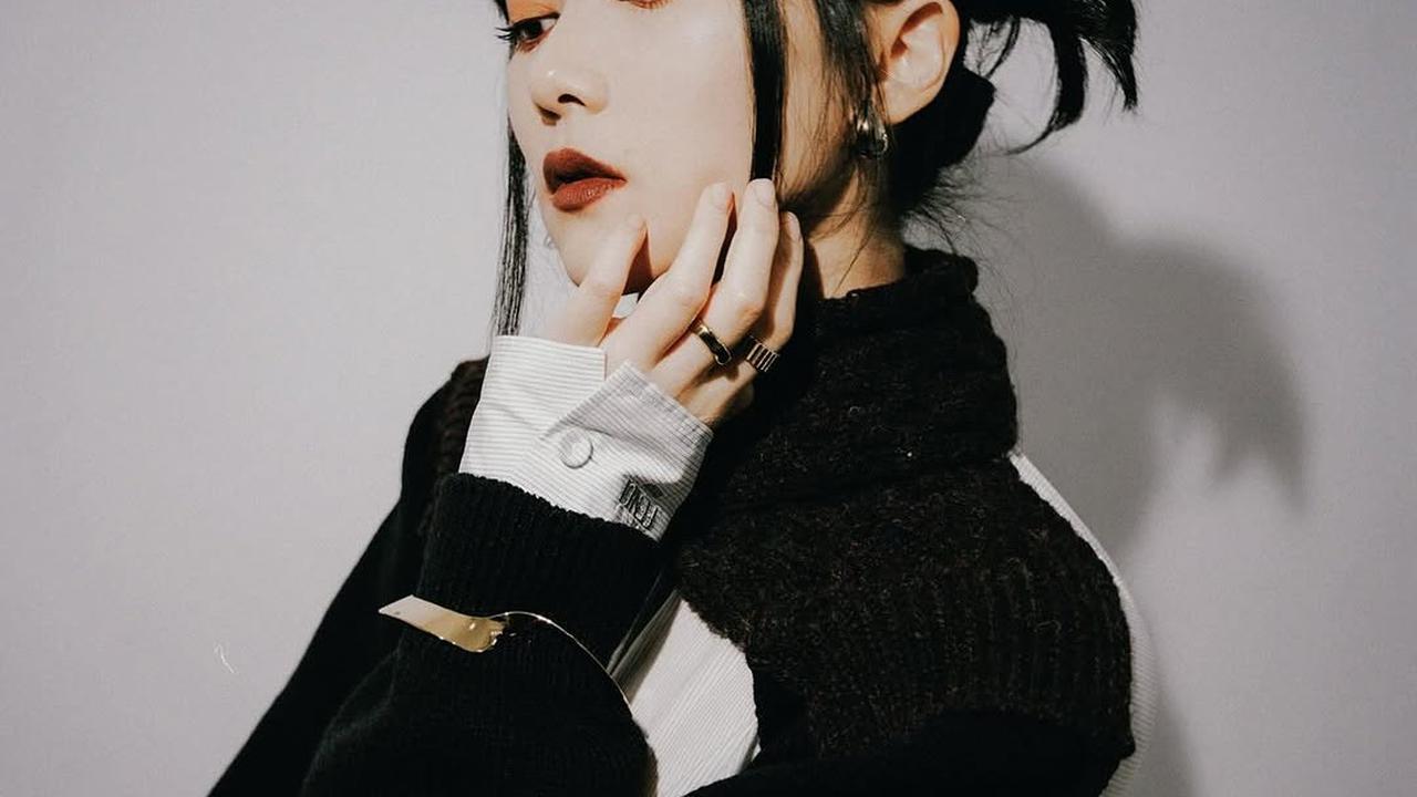 Potret Isyana Sarasvati dengan Makeup Bold yang Unik (credit: instagram/isyanasarasvati)