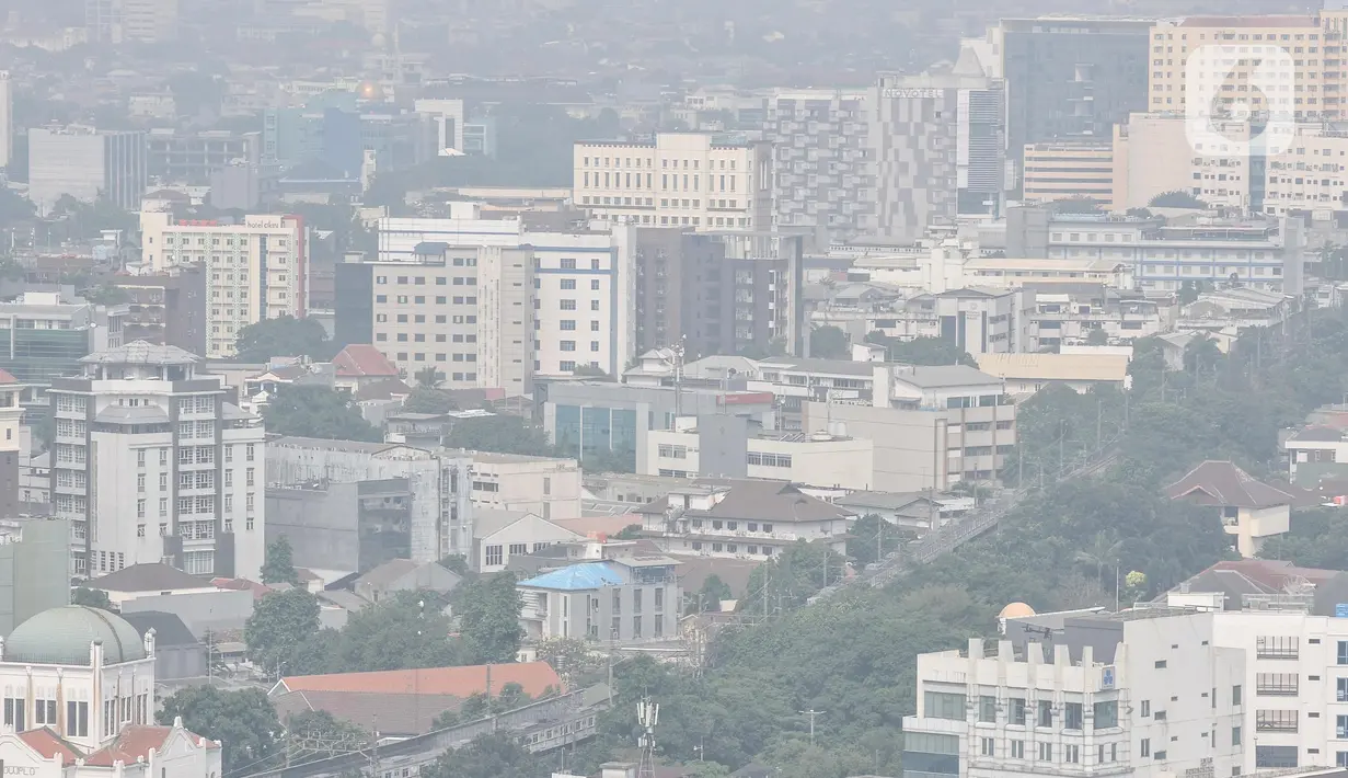 Pemandangan saat polusi menyelimuti langit Jakarta, Senin (20/6/2022). Berdasarkan data IQAir indeks kualitas udara Jakarta berada pada angka 193-196 Air Quality Index (AQI) US. (merdeka.com/Iqbal S. Nugroho)