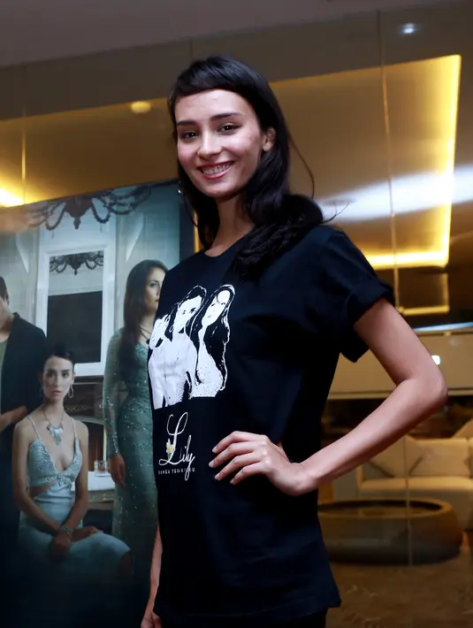'Modeling ke main film, itu karakter yang beda, di model, ekspresi, individual, di film lebih menantang, sama-sama seni ya,' tutur Salvita. (Wimbarsana Kewas/Bintang.com)