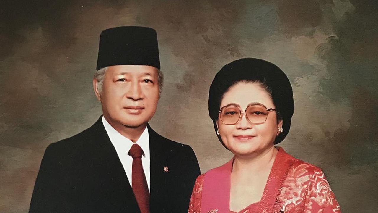 Potret kenangan Pak Harto dan Ibu Tien Soeharto. (Foto: Dok. Instagram @cendana.archives)