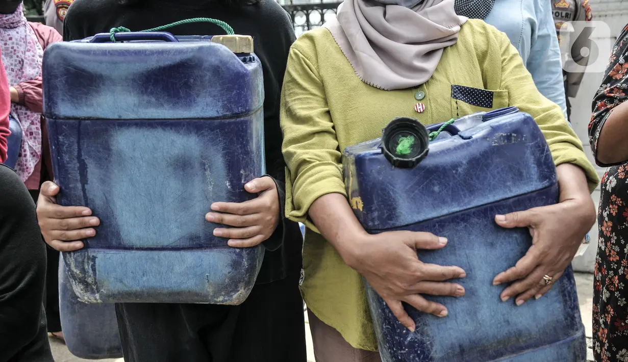 Warga RW 022 Muara Angke membawa jeriken saat berunjuk rasa di depan Kantor Balai Kota DKI Jakarta, Selasa (22/2/2022). Warga menyerahkan surat pengajuan air bersih ke Gubernur DKI Jakarta dan menuntut Pemprov DKI meminta PAM Jaya memberikan pelayanan air bersih. (merdeka.com/Iqbal S. Nugroho)
