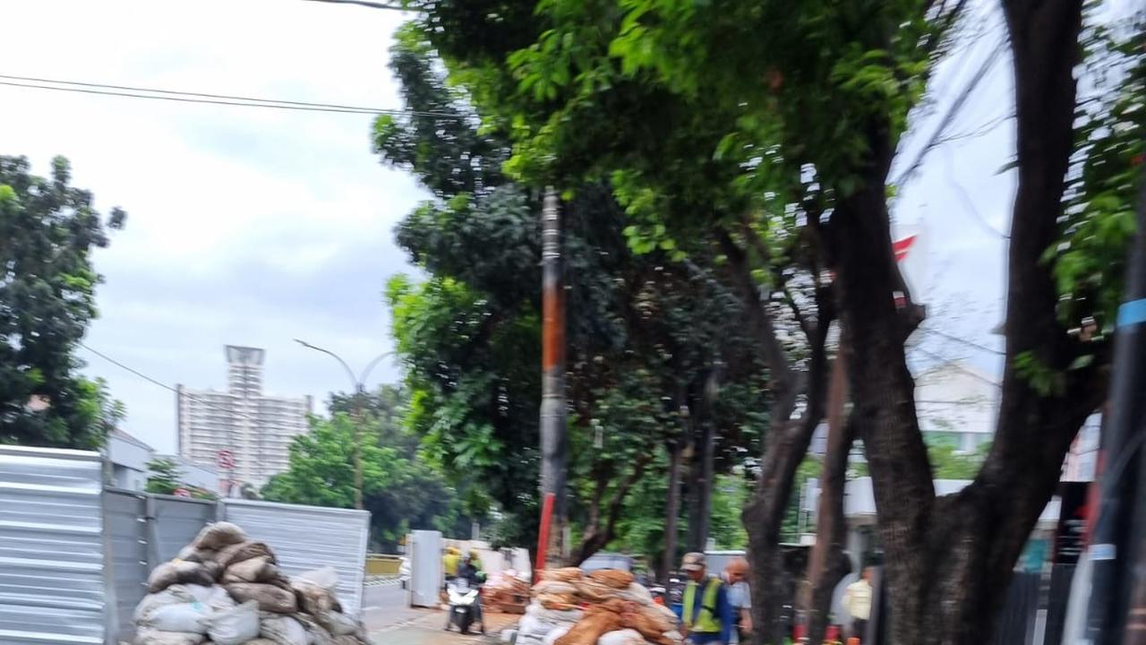 proyek galian jalan di Saharjo Tebet