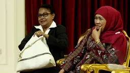 Mensos, Khofifah (kanan) mendapangi perwakilan Komnas Perempuan bertemu Presiden Jokowi di Istana Negara, Jakarta, Senin (16/3/2015). Komnas Perempuan memaparkan temuan-temuan terbaru mengenai kekerasan atas perempuan. (Liputan6.com/Faizal Fanani)
