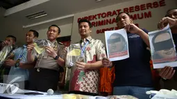 Subdit 3 Resmob Ditreskrimum menunjukan barang bukti dan foto pelaku begal yang tewas di Jakarta, Jumat (26/8). Barang bukti 3 motor, 2 senjata tajam, 1 kunci leter T dan 2 senjata api rakitan jenis Revolver berserta peluru. (Liputan6.com/Faizal Fanani)
