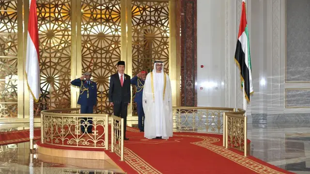 Ada kejadian unik dan menarik saat Presiden Joko Widodo melawat ke 3 negara di wilayah Timur Tengah. Saat di Kota Abu Dhabi, Uni Emirat Arab (UEA), pria yang karib disapa Jokowi itu disambut sangat hangat oleh putra mahkota, Pangeran Mohammed bin Zayed Al