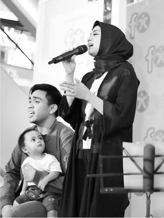 Menurutnya, lagu-lagu itu diciptakan ide buku mereka yang dirilis sebelumnya, Teman Tapi Menikah. Meski pasangan suami istri, keduanya mengaku profesional dalam pengerjaannya. (Instagram/ayudiac)