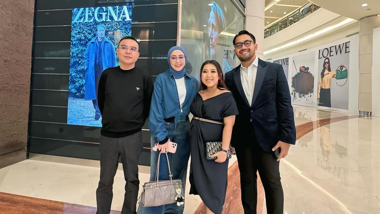 Kondangan ke Pernikahan Vior, Kiky Saputri Foto di Samping Mempelai Pria - Tinggi Badan Keduanya Disorot