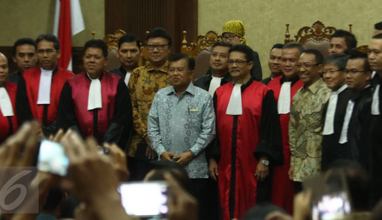 Wakil Presiden Jusuf Kalla dan menteri berfoto bersama jajaran  Pengadilan Tipikor, Jakarta, (14/1). Jusuf Kalla menjadi saksi pada persidangan kasus dugaan korupsi Dana Operasional Menteri di Kementerian ESDM dan Kemenbudpar. (Liputan6.com/Helmi Afandi)