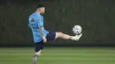 Lionel Messi mengontrol bola saat sesi latihan timnas Argentina di Doha, Qatar, Sabtu (19/11/2022). Latihan terpisah yang ia lakukan hanyalah sebuah tindakan pencegahan yang dilakukan Timnas Argentina. (AP Photo/Jorge Saenz)