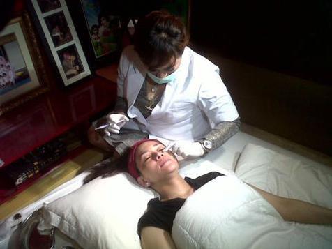 Saat tanam benang, Maia sampai wirid. | Photo copyright Kapanlagi.com/&copy;Mathias Purwanto