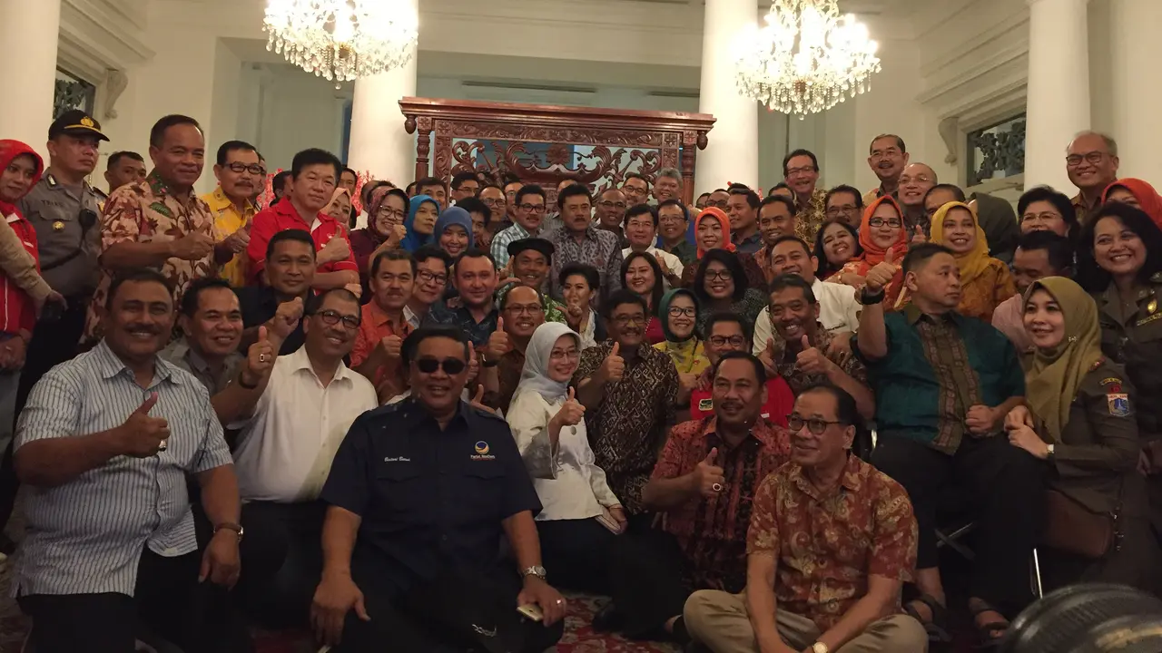 Djarot Saiful Hidayat berfoto dengan semua stafnya di Balai Kota DKI.