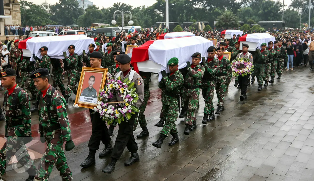 Sebanyak 13 jenazah korban jatuhnya helikopter di Poso dimakamkan TMP Kalibata, Jakarta, Selasa (22/3). Sebelumnya dilangsungkan upacara pelepasan jenazah yang dipimpin oleh Presiden Jokowi di Lanud Halim Perdana Kusuma. (Liputan6.com/Yoppy Renato)