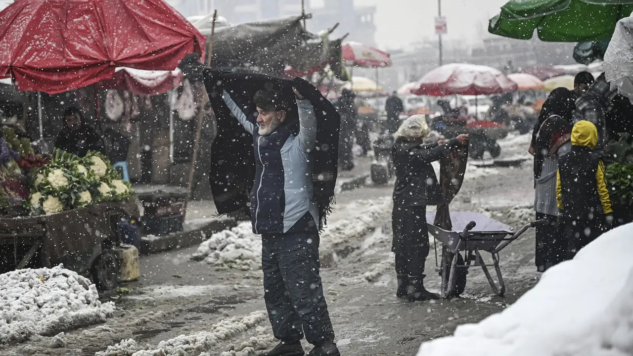 Potret Hujan Salju Lebat di Kabul
