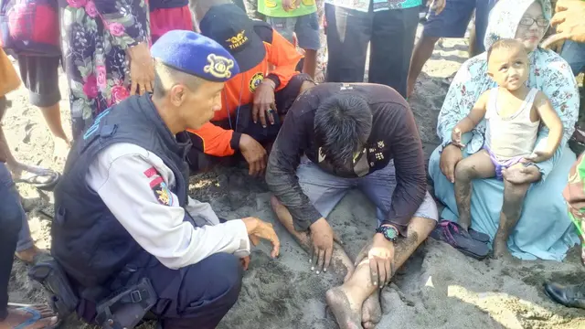 Remaja korban terseret ombak pantai selatan Kebumen terlihat shok ketika berhasil diselamatkan. (Liputan6.com/Polres Kebumen/Muhamad Ridlo)
