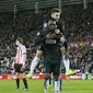 Pemain Liverpool, Christian Benteke merayakan gol bersama Adam Lalana saat bertandang ke markas Sunderland pada lanjutan Liga Premier Inggris di Stadion Light, Inggris, Kamis (31/12/31) dini hari WIB. (Reuters/Andrew Yates)