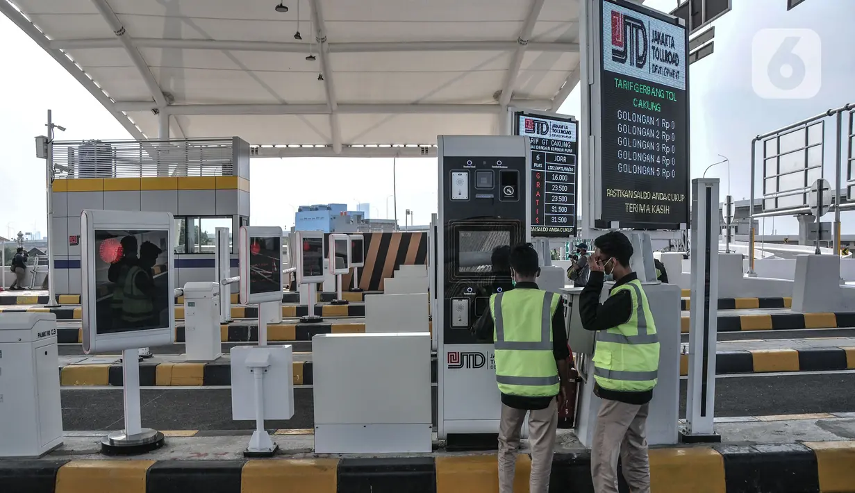 Aktivitas petugas memeriksa kesiapan Gerbang Tol Cakung jelang uji coba Enam Ruas Tol Dalam Kota Segmen Kelapa Gading-Pulo Gebang, Jakarta, Senin (23/8/2021).Segmen Kelapa Gading- Pulo Gebang  itu akan diuji coba secara gratis mulai 24 Agustus hingga 6 September. (merdeka.com/Iqbal S Nugroho)