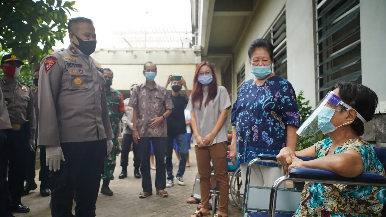 Bantuan sosial kepada 7 panti jompo dalam rangkaian peringatan HUT ke-74 Bhayangkara.