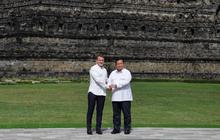 FOTO: Gaya Prabowo Ajak Presiden Prancis Emmanuel Macron Keliling Candi Borobudur