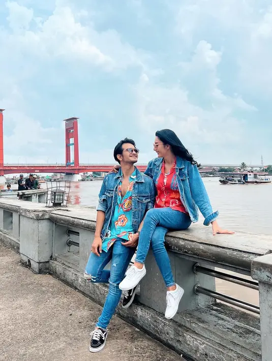 Tak heran jika banyak netizen yang turut mendukung Tyas Mirasih dan Tengku Tezi untuk segera melangkahkan hubungan mereka ke jenjang selanjutnya. (Liputan6.com/IG/@tyasmirasih).