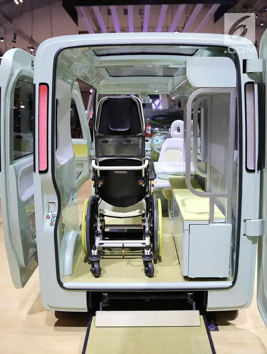 Mobil Daihatsu DN Pro Cargo diperkenalkan pada GAIKINDO Indonesia International Auto Show (GIIAS) 2018 di ICE BSD, Tangsel, Kamis (2/8). Mobil bertenaga listrik (EV) memiliki interior yang tinggi 1.600 mm. (Liputan6.com/Fery Pradolo)