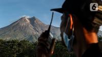 Petugas dari komunitas Siaga Merapi memantau aktivitas gunung merapi dari Lapangan Stiper, Glagaharjo, Cangkringan, Sleman, Kamis (19/11/2020). Status Gunung Merapi sudah dinaikkan pada 5 November 2020 lalu dari waspada level II menjadi siaga level III. (Liputan6.com/Johan Tallo)