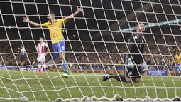 Kiper Paraguay, Antony Silva kecewa saat gagal menghalau gol Philippe Coutinho  pada laga Kualifikasi Piala Dunia 2018 zona Conmebol di Arena Corinthians Stadium,  Sao Paulo, Brasil, Selasa (28/3/2017). Brasil menang 3-0. (AP/Andre Penner)