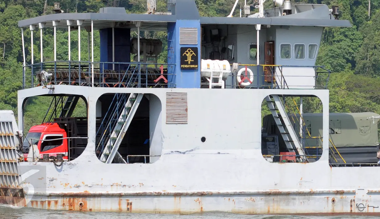 Kapal Pengayoman membawa truk berisikan logistik menyeberang menuju Pulau Nusakambangan melalui dermaga Wijayapura, Cilacap, Jateng, Rabu (27/7). Sejumlah persiapan terus dilakukan menjelang eksekusi hukuman mati jilid III. (Liputan6.com/Helmi Afandi)
