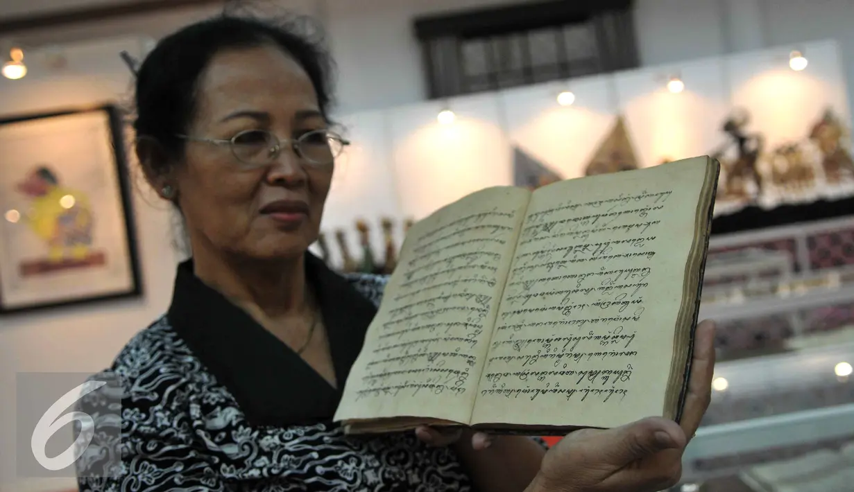 Petugas perpustakaan menunjukkan kitab Serat Dewaruci : Raja kepala 271 Ra Karaton Kasunanan Surakarta Hadiningrat di Festival Naskah Nusantara, Perpustakaan Nasional, Jakarta (14/9/2015). (Liputan6.com/ Gempur M Surya)