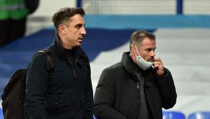 Gary Neville (kiri) dan Jamie Carragher dahulu sering berduel di lapangan. Kini keduanya kerap beradu argumen di stasiun televisi Inggris sebagai pandit sepak bola. (AFP/Peter Powell)