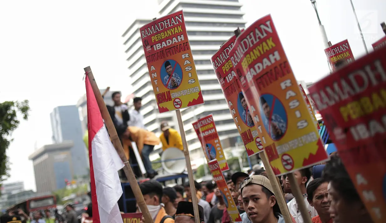 Massa yang tergabung dalam aliansi mahasiswa dan pemuda relawan cinta NKRI menggelar aksi unjuk rasa di depan Gedung Bawaslu, Jakarta, Jumat (17/5). Dalam aksinya mereka menolak Gerakan People Power karena syarat dengan kepentingan politik inkonstitusional. (Liputan6.com/Faizal Fanani)